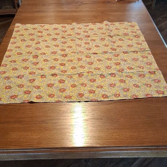 Yellow With Lace Pattern & Roses Tablecloth. - Picture 1 of 4